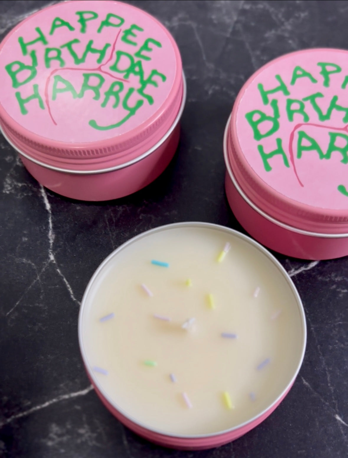 Tarta de Harry Potter “Happee Birthdae Harry” (Ahora en lata aluminio Rosa) - Abelone Candle