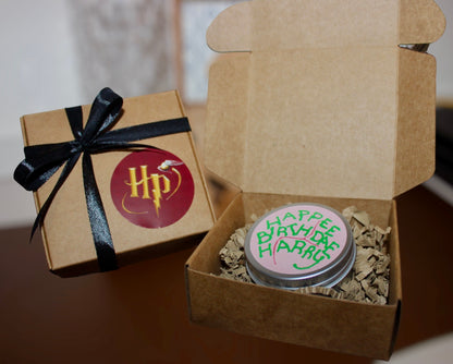 Tarta de Harry Potter “Happee Birthdae Harry” (Ahora en lata aluminio Rosa) - Abelone Candle