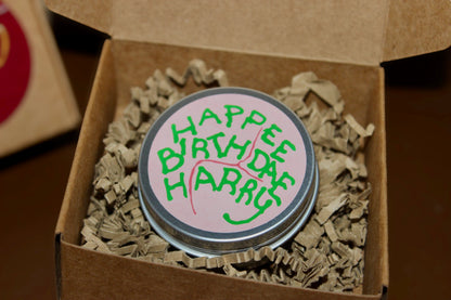 Tarta de Harry Potter “Happee Birthdae Harry” (Ahora en lata aluminio Rosa) - Abelone Candle